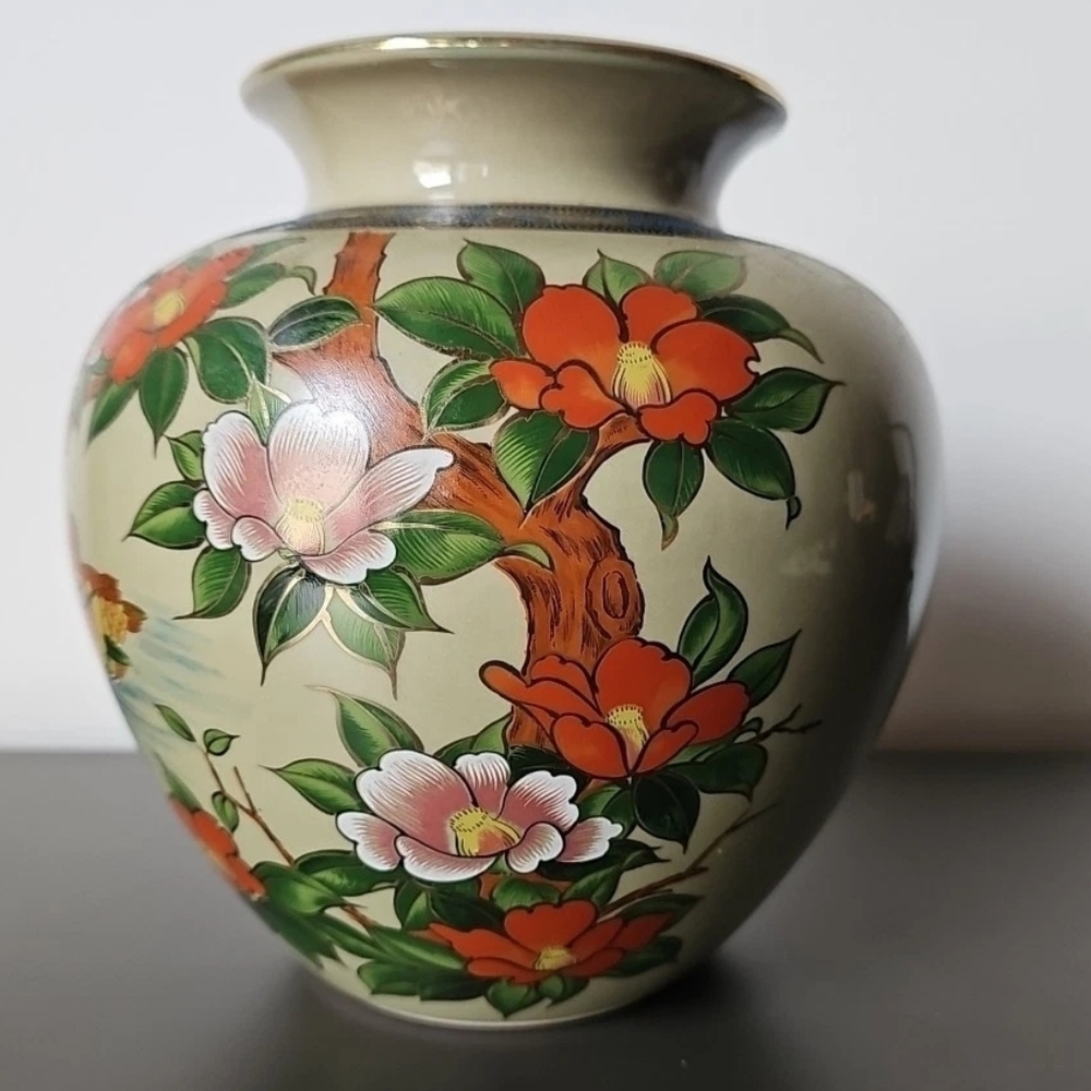 Vintage Kutani Japanese Vase Ducks And Flowers Signed.